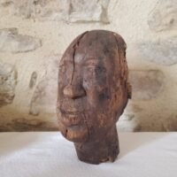 Tête en bois primitive