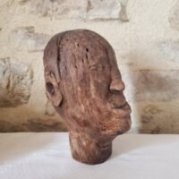 Tête en bois primitive