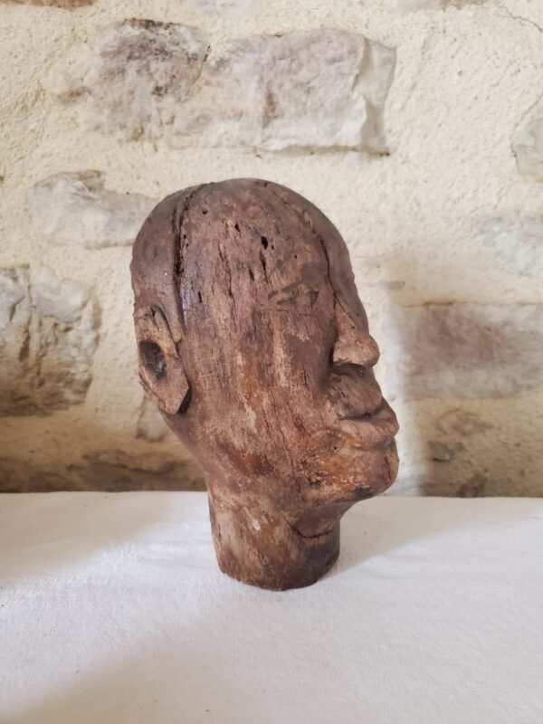Tête en bois primitive