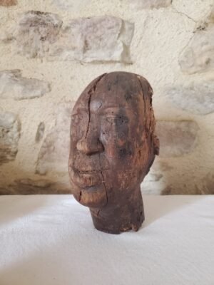 Tête en bois primitive