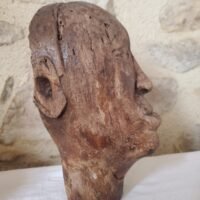 Tête en bois primitive