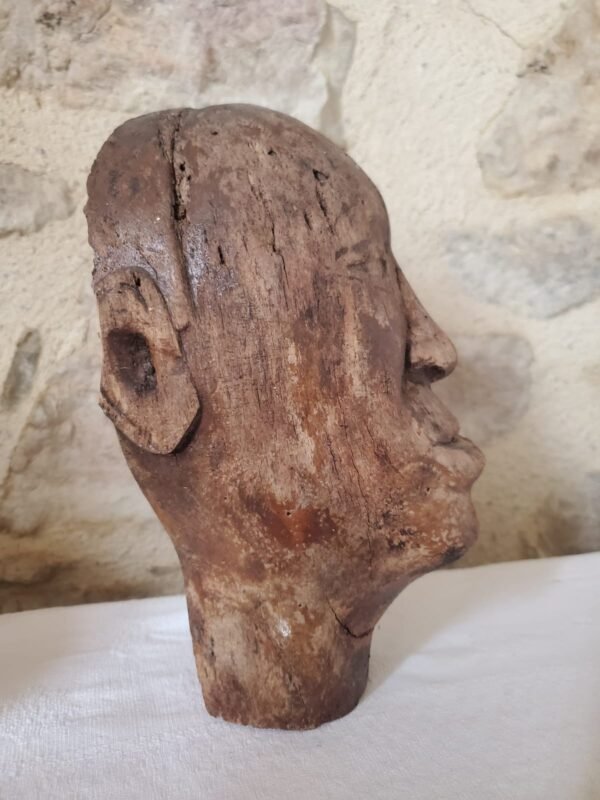 Tête en bois primitive