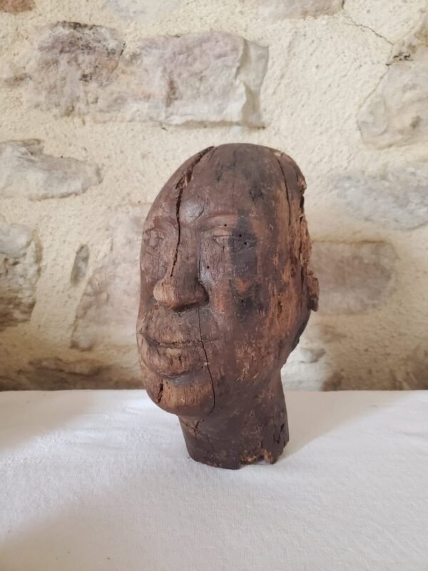 Tête en bois primitive