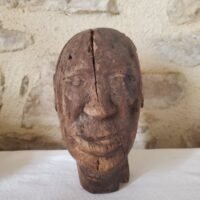 Tête en bois primitive
