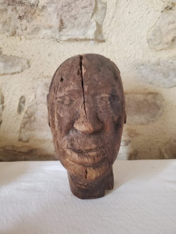 Tête en bois primitive