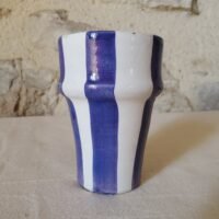 Tasse à rayures violettes