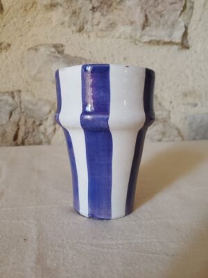 Tasse à rayures violettes