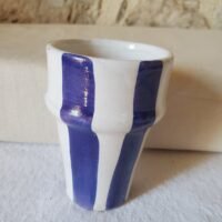 Tasse à rayures violettes