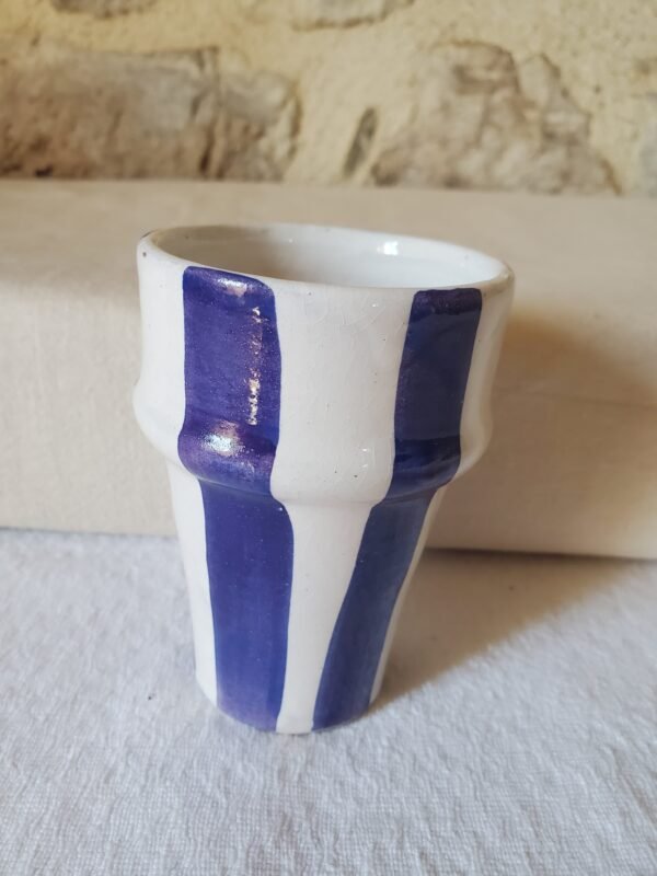 Tasse à rayures violettes