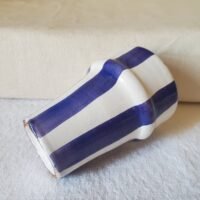 Tasse à rayures violettes