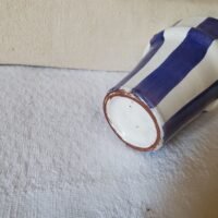 Tasse à rayures violettes