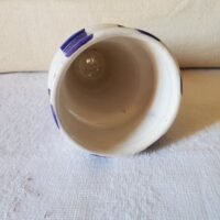 Tasse à rayures violettes