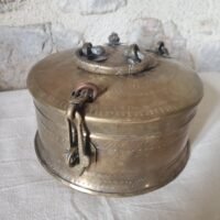 Ancienne boîte indienne en laiton