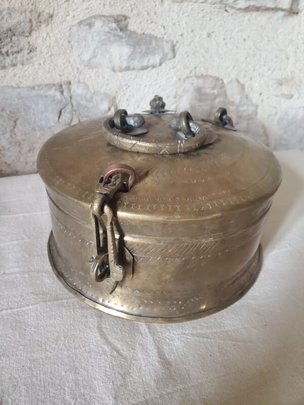 Ancienne boîte indienne en laiton