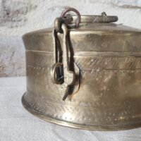 Ancienne boîte indienne en laiton