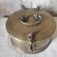 Ancienne boîte indienne en laiton