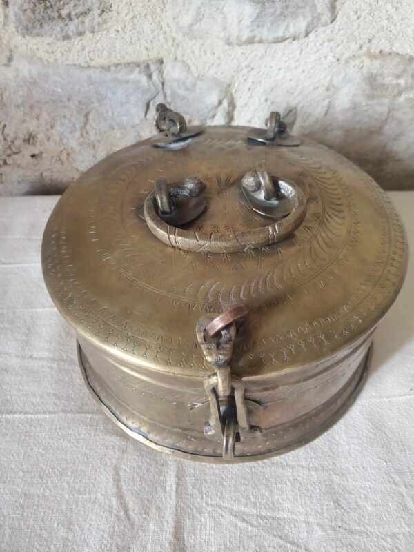 Ancienne boîte indienne en laiton