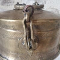 Ancienne boîte indienne en laiton
