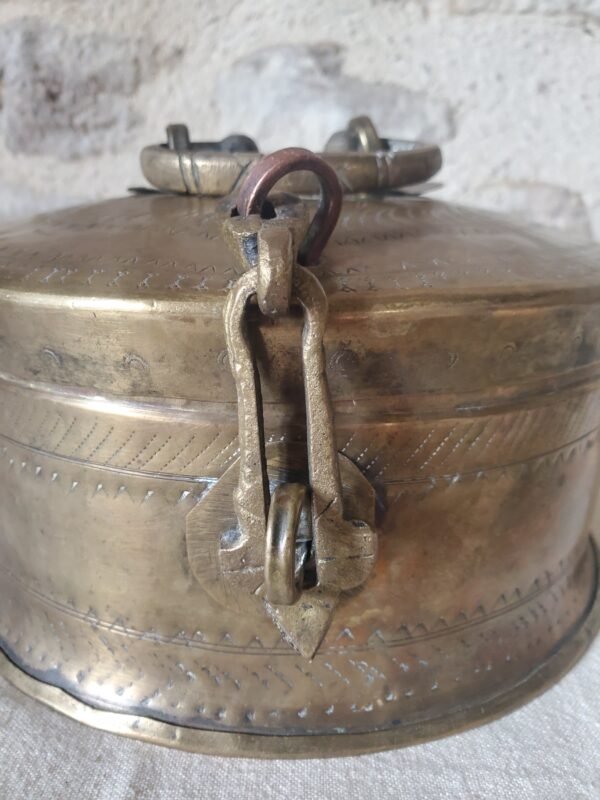 Ancienne boîte indienne en laiton