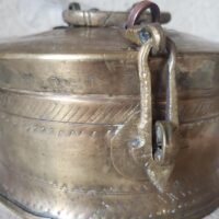 Ancienne boîte indienne en laiton