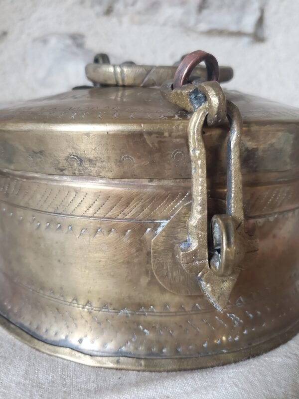 Ancienne boîte indienne en laiton