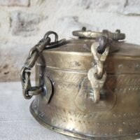 Ancienne boîte indienne en laiton