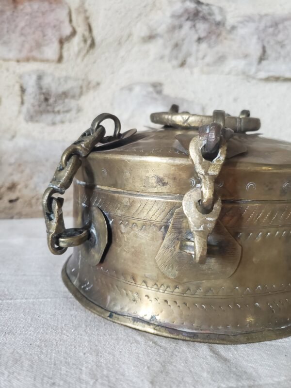 Ancienne boîte indienne en laiton