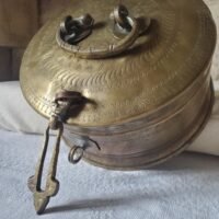 Ancienne boîte indienne en laiton