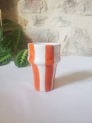 Tasse à rayures colorées oranges