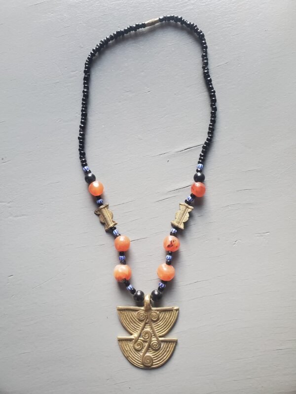 Collier ethnique en cornaline et pendentif doré style tribal