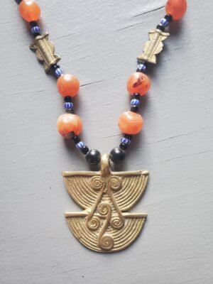 Collier ethnique en cornaline et pendentif doré style tribal