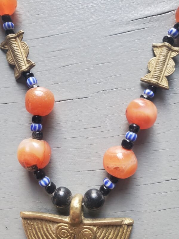 Collier ethnique en cornaline et pendentif doré style tribal