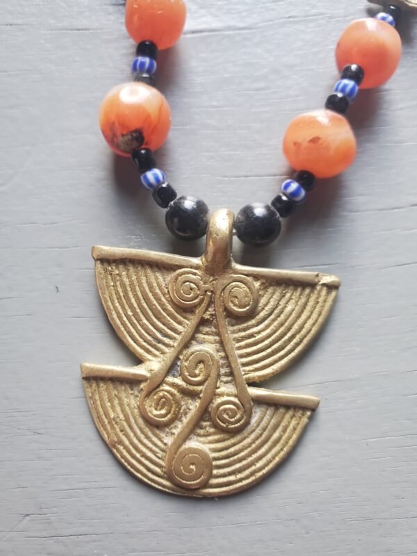 Collier ethnique en cornaline et pendentif doré style tribal