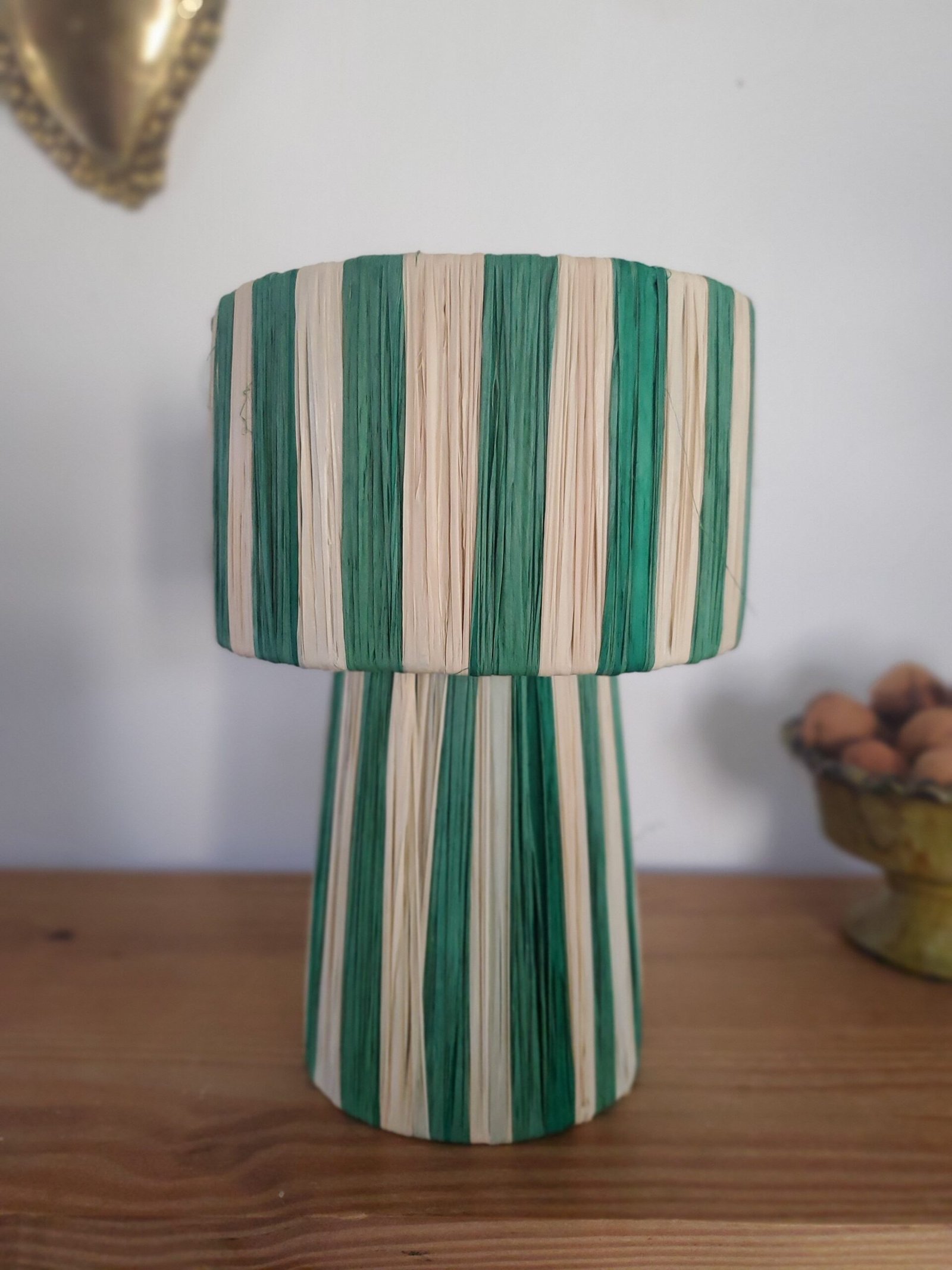Lampe artisanale en raphia couleur verte