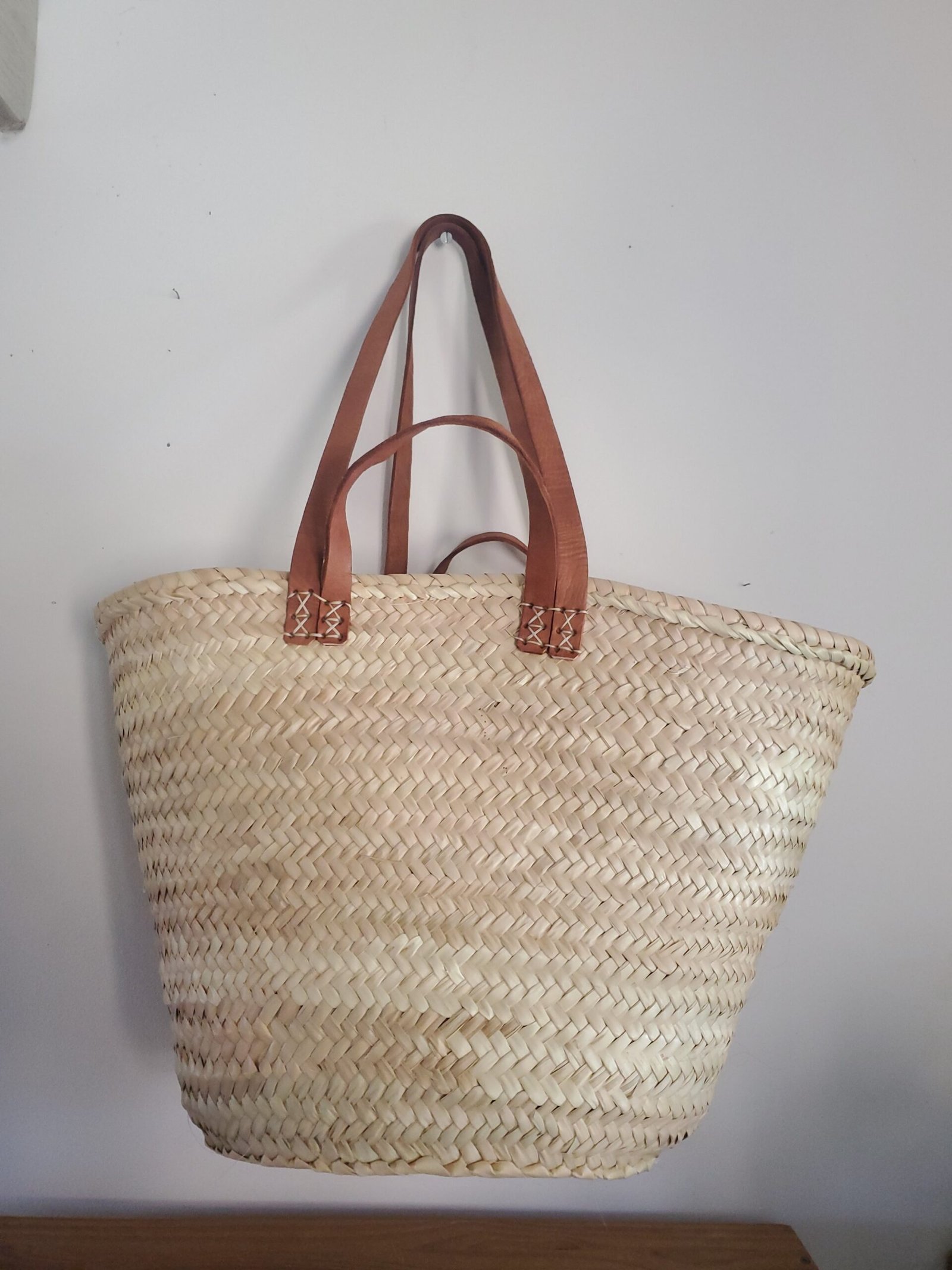 Panier tressé en osier avec anses en cuir