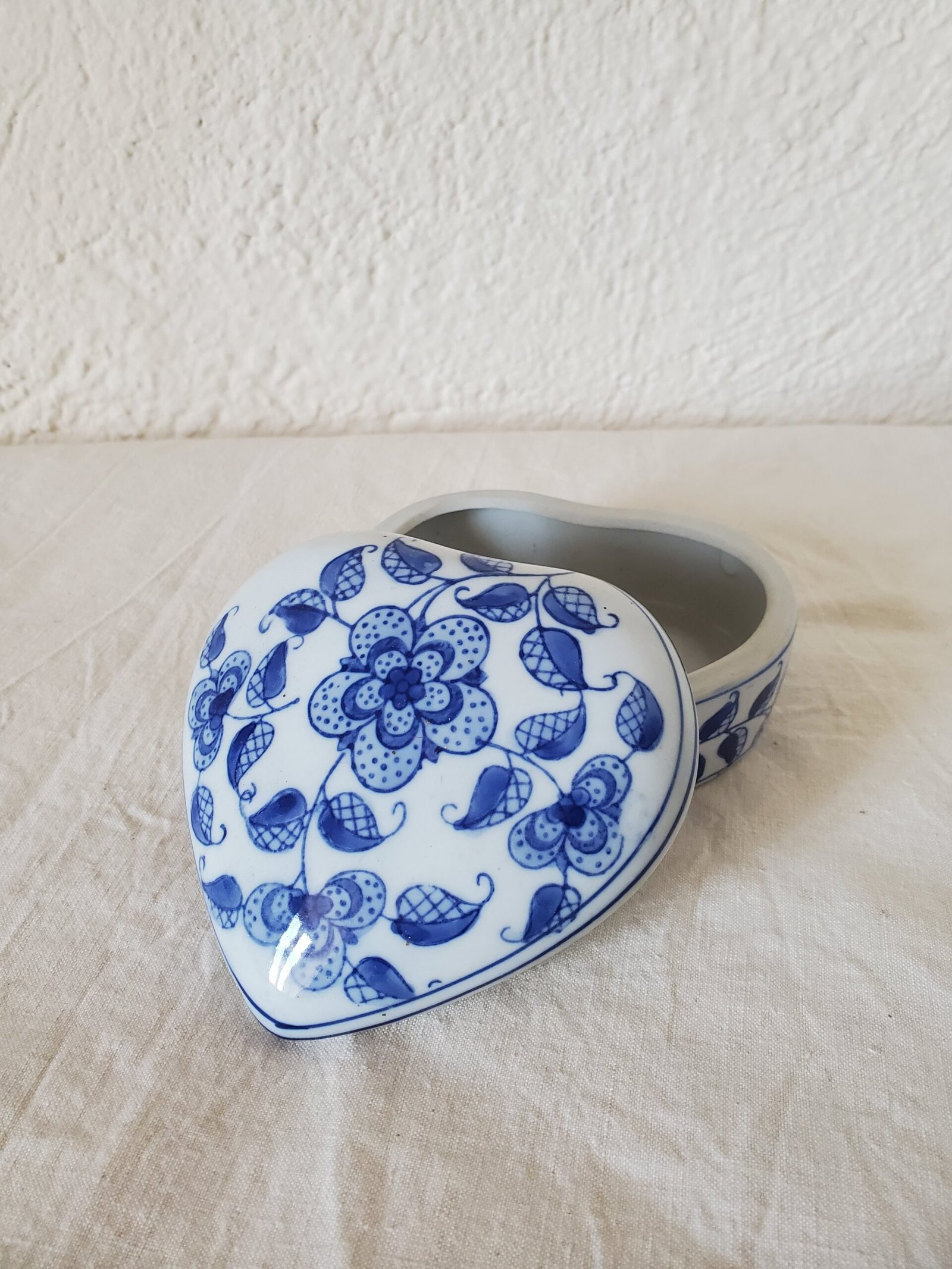 Boîte Cœur Vintage – Motifs Floraux Bleus et Blancs – Image 2