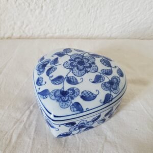 Boîte Cœur Vintage – Motifs Floraux Bleus et Blancs