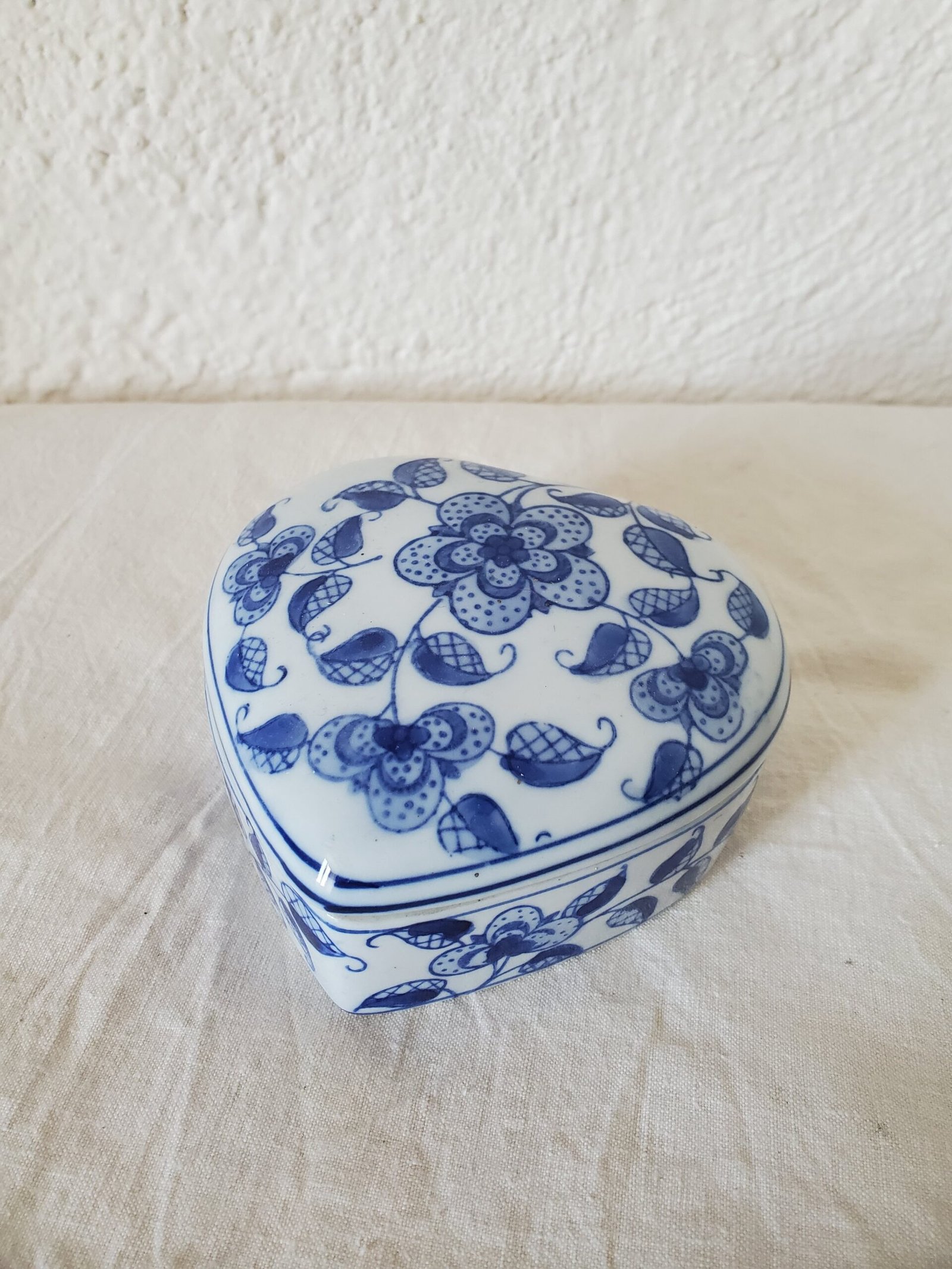 Boîte Cœur Vintage – Motifs Floraux Bleus et Blancs