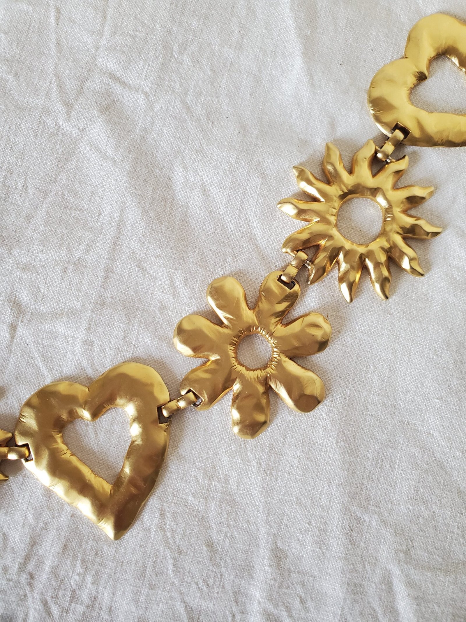 Ceinture dorée à médaillons fleur, soleil et cœur – Made in Spain – Image 3