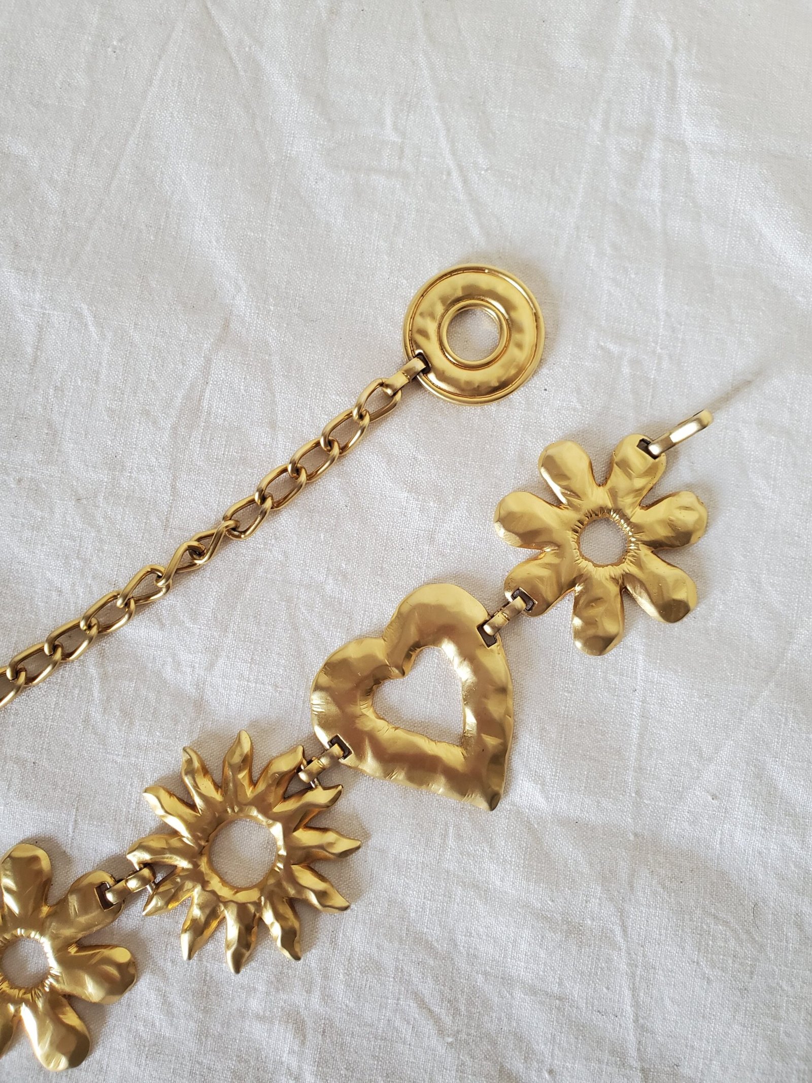 Ceinture dorée à médaillons fleur, soleil et cœur – Made in Spain – Image 2