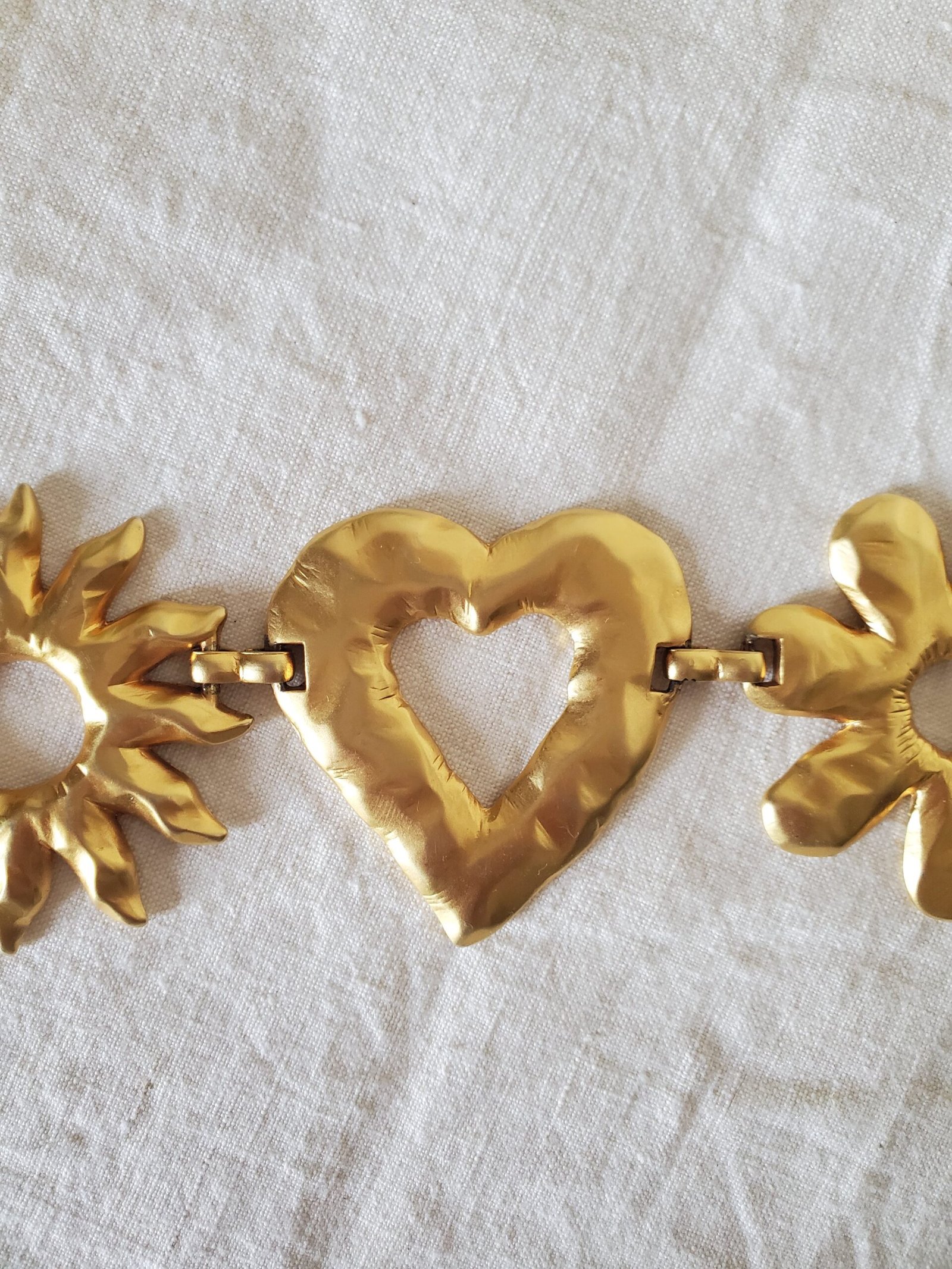 Ceinture dorée à médaillons fleur, soleil et cœur – Made in Spain