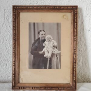 Photographie ancienne mère et bébé avec cadre en bois vintage