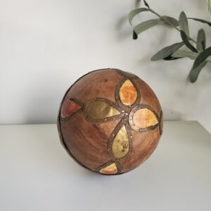 Boule décorative indienne en bois, métal et corne – artisanat ethnique