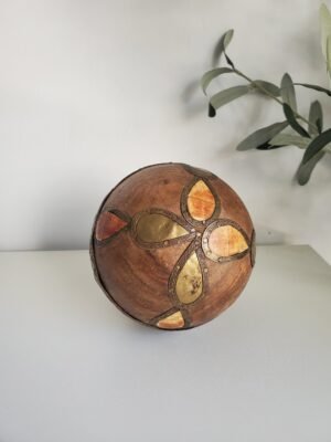Boule décorative indienne en bois, métal et corne – artisanat ethnique