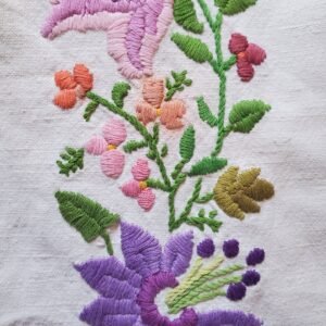 Chemin de table brodé main à motifs fleurs | Décoration bohème chic