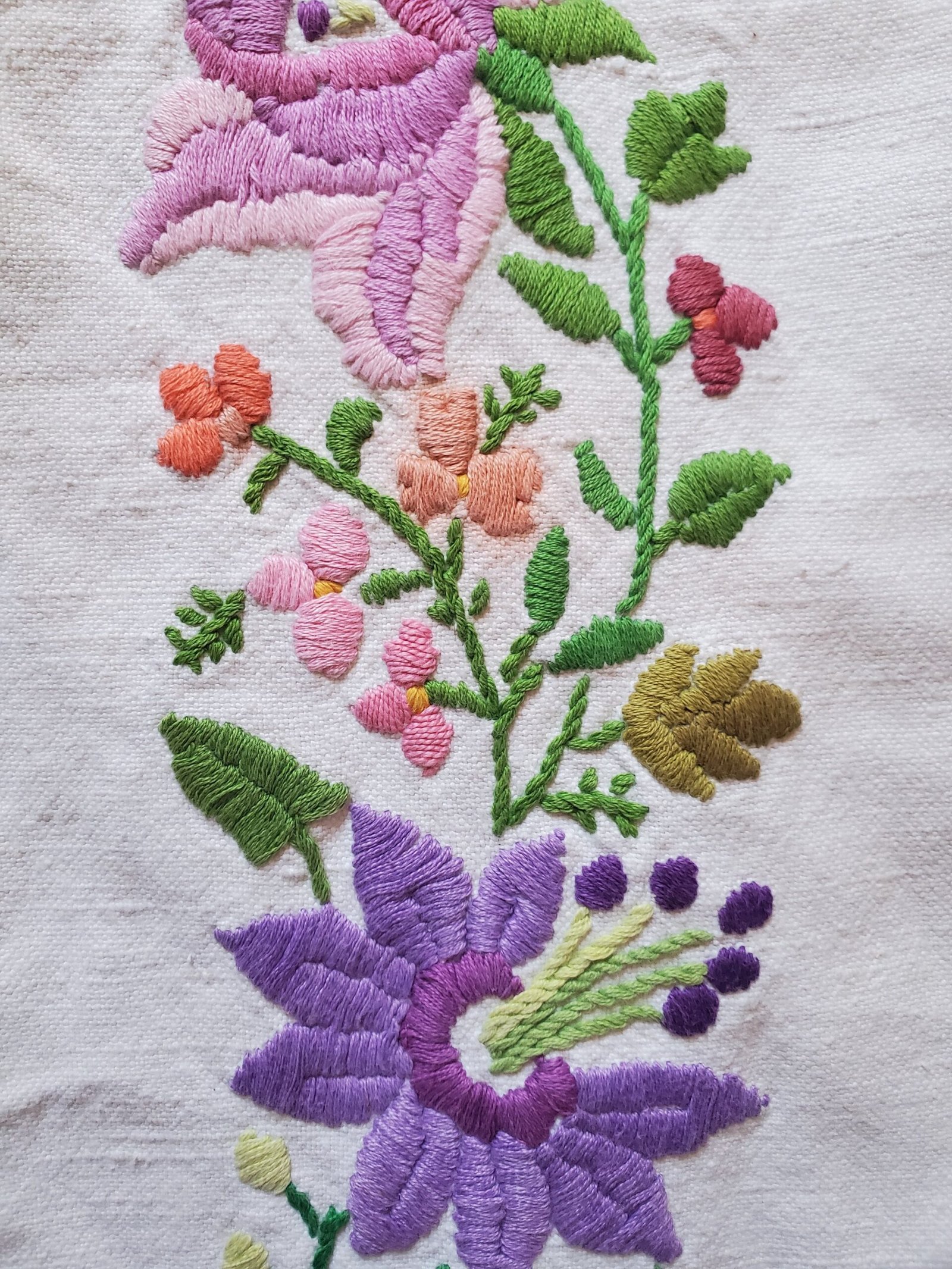 Chemin de table brodé main à motifs fleurs | Décoration bohème chic