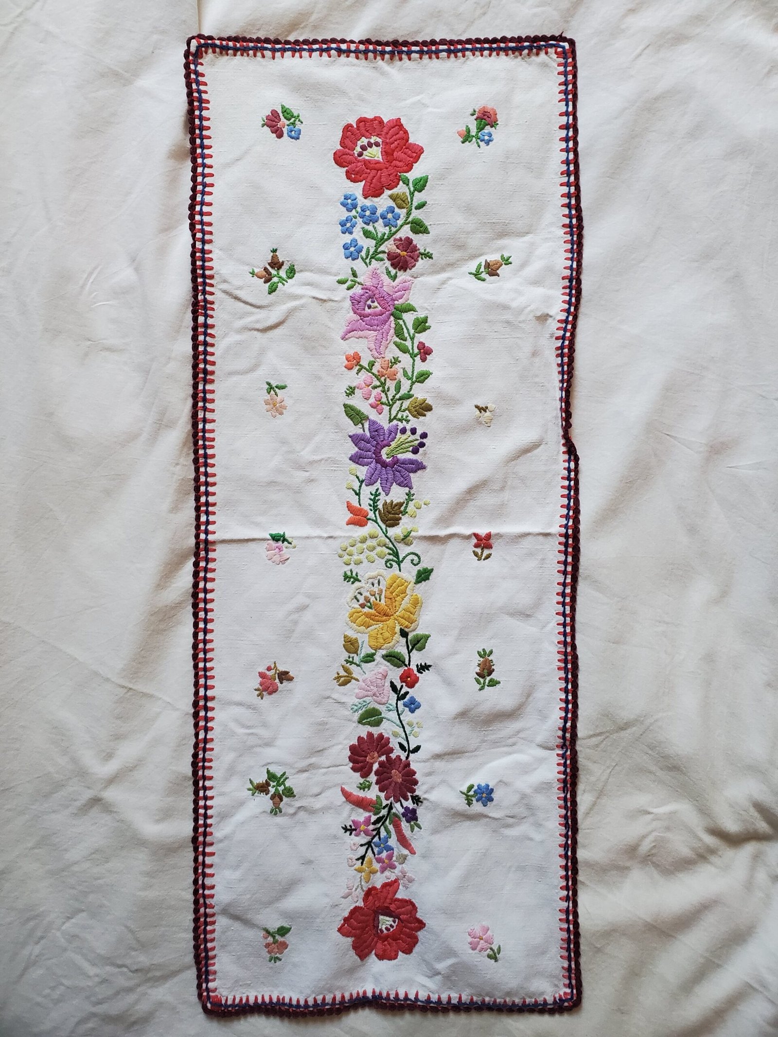 Chemin de table brodé main à motifs fleurs | Décoration bohème chic – Image 2