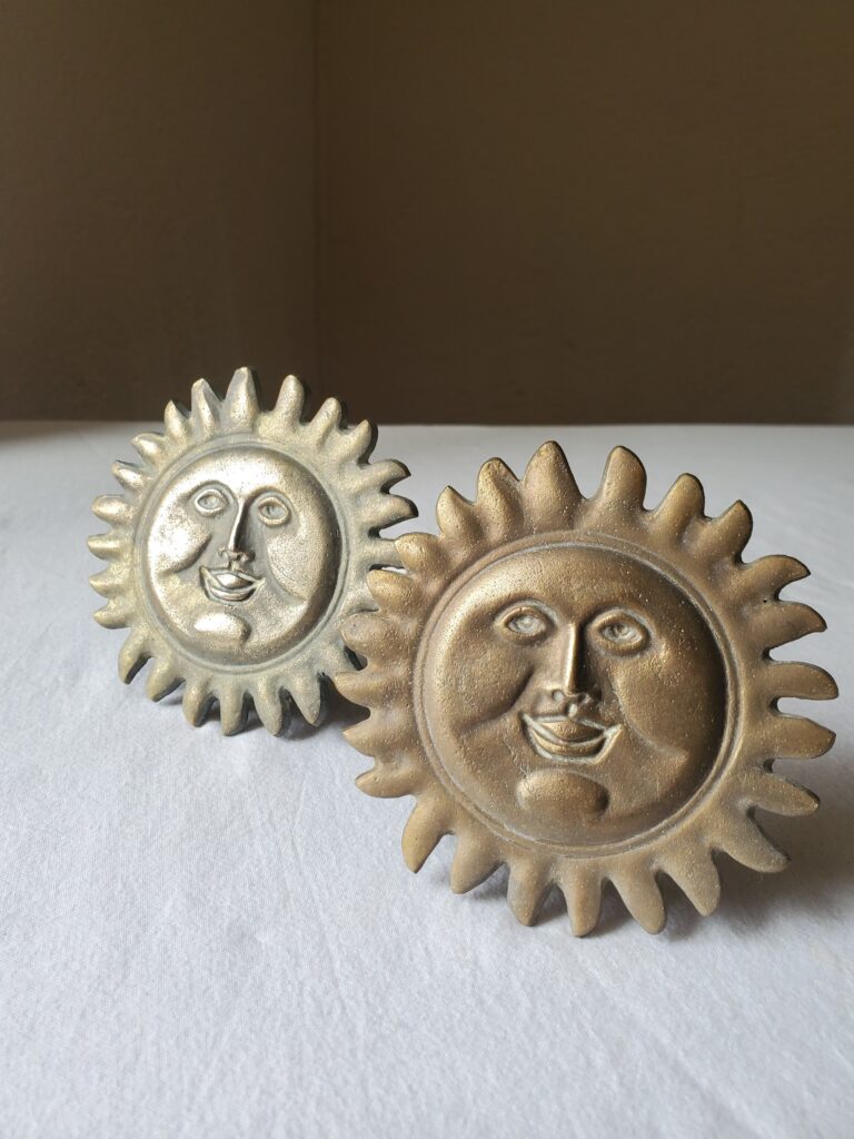 2 patC3A8res murales Soleil en laiton vintage maison scaled