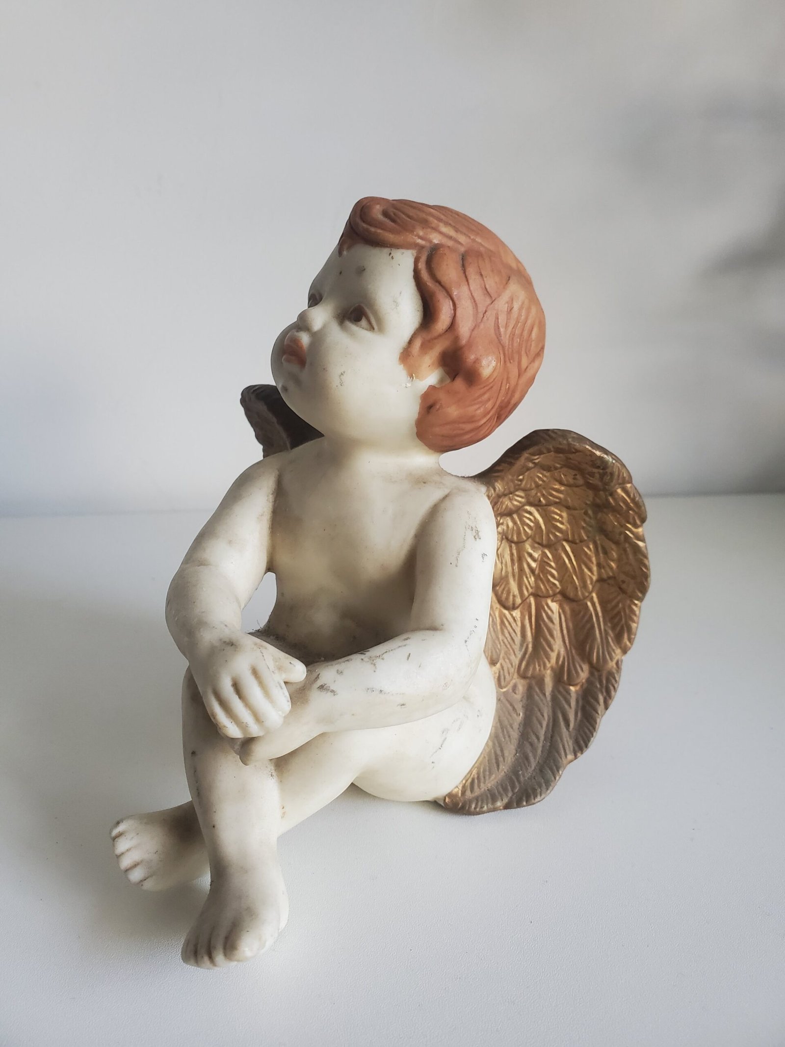 Angelot vintage ailes dorées en céramique – Image 2
