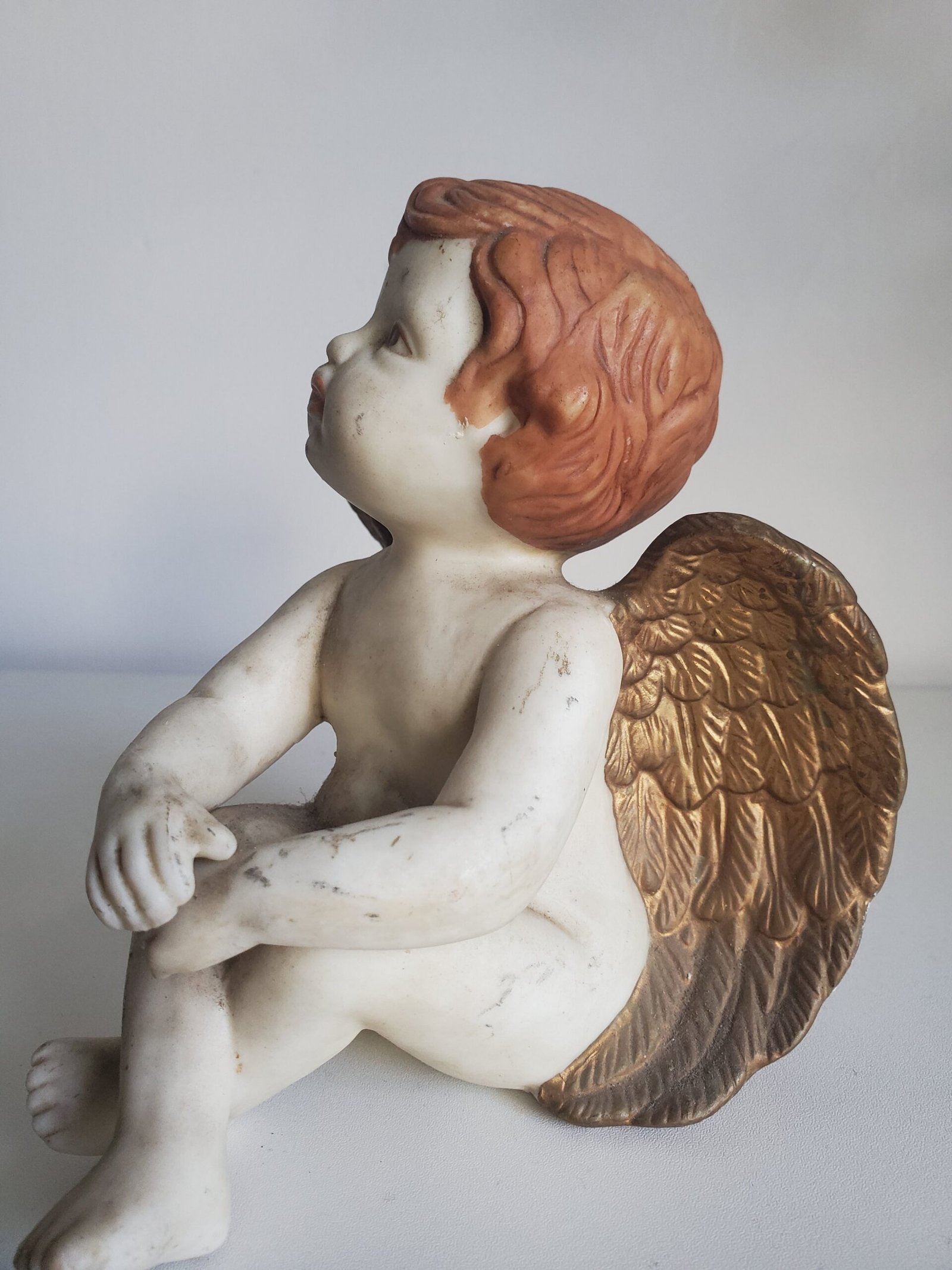 Angelot vintage ailes dorées en céramique – Image 3